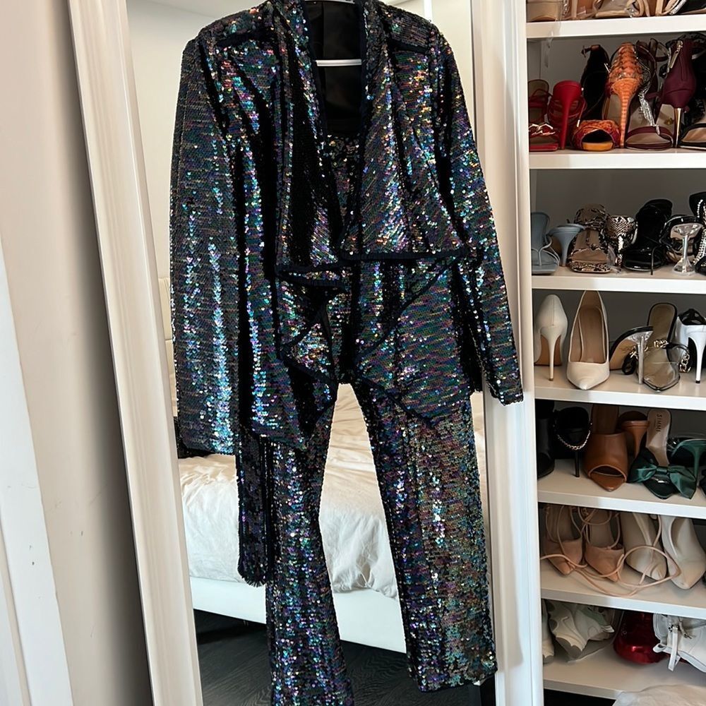 Women suit chic and  stylish‎ very beautiful